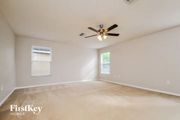 Lakeland house for rent - the spacious living room is clean and ready for you to use