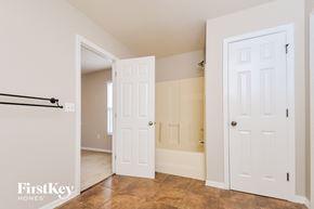 Lakeland house for rent - a bedroom with two closets and a door to a bathroom