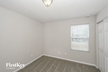 Jacksonville house for rent - the spacious living room of an apartment with carpet and a window