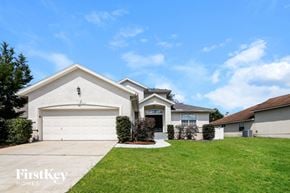 Middleburg house for rent - A large house with a garage is for sale.