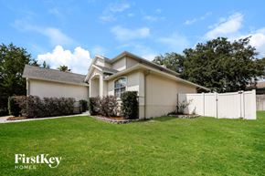 Middleburg house for rent - A house with a white fence and a well-kept lawn.
