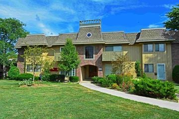 Downers Grove apartment for rent - Courts of the Falling Waters