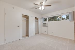 Downers Grove apartment for rent - A room with a ceiling fan and a window with blinds.