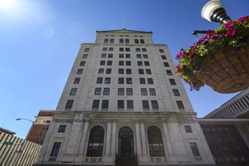 Davenport apartment for rent - a tall building with a hanging basket of flowers