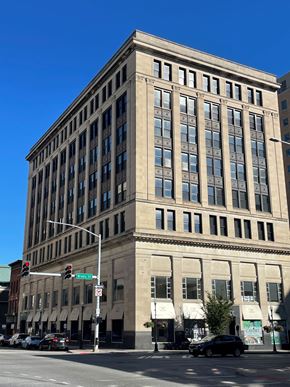 Davenport apartment for rent - a tall building on the corner of a city street
