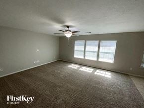 Katy house for rent - A room with a carpeted floor and a ceiling fan.