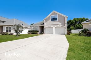 Kissimmee house for rent - A house with a driveway in front of it.
