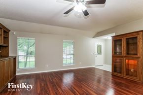 Spring house for rent - A room with wooden floors and a ceiling fan.