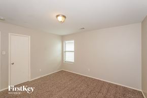Fort Worth house for rent - the spacious bedroom with carpeted flooring and a window