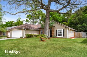 Jacksonville house for rent - a home with a large tree in the front yard