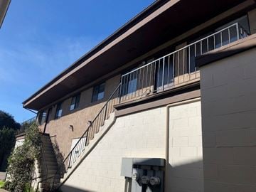Alameda apartment for rent - A building with a staircase and a balcony.