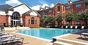 Houston apartment for rent - Luxury apartments with large swimming pool, multiple swimming pools, spa, and large sundeck with poolside lounge chairs at The Lanesborough Apartments in Houston