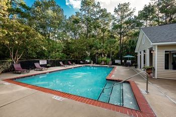 Resort style pool w/ wifi