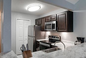 Full kitchen w/ breakfast bar