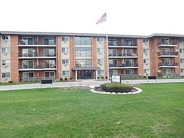 Arlington Heights house for rent - 2234 S. Goebbert Rd #420