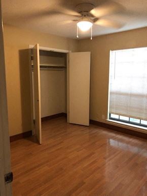 Temple house for rent - A room with a closet and a window with blinds.
