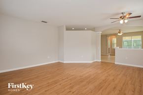 Parrish house for rent - the spacious living room with hardwood flooring and a ceiling fan