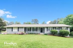 Kennesaw house for rent - a blue house with a green lawn and trees