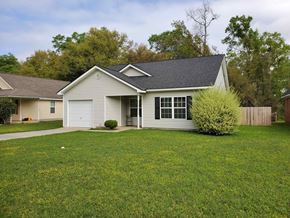 Leesburg house for rent - a white house with a lawn in front of it