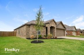 Crowley house for rent - a house with a lawn and a tree