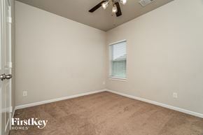 Arlington house for rent - a bedroom with a carpeted floor and a ceiling fan