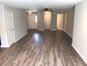 Bradenton house for rent - A room with wooden flooring and a ceiling fan.