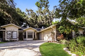 Deltona house for rent - a house with a driveway and a garage door