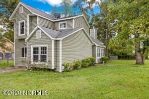 Jacksonville house for rent - the front of a house with a yard and trees
