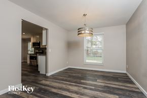 Saint Peters house for rent - A room with wooden flooring and a chandelier hanging from the ceiling.