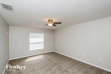 Palm Bay house for rent - the spacious living room with ceiling fan and carpet