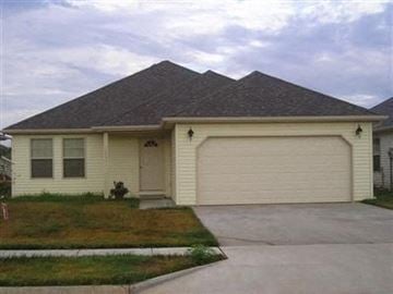 Springfield house for rent - a white house with a garage door