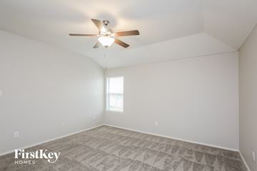 Fort Worth house for rent - the spacious living room with ceiling fan and carpet