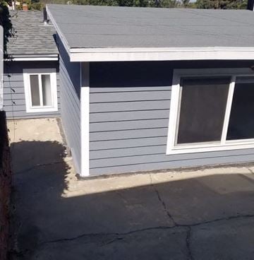 Lomita house for rent - a view of the front of a house with blue siding