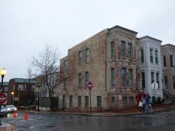 Washington apartment for rent - A building with a no entry sign in front of it.