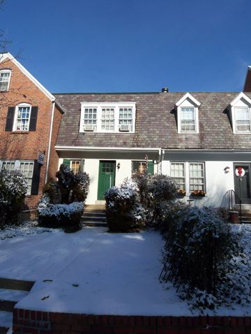 Washington apartment for rent - A house with a green door and snow on the ground.