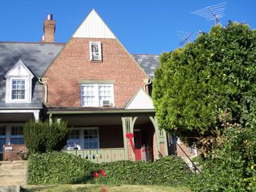 Washington apartment for rent - A house with a red door and white trim.