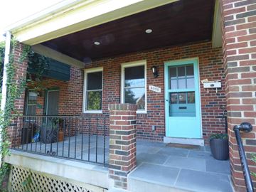 Washington apartment for rent - A house with a blue door and a black railing.