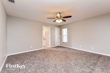 North Port house for rent - the spacious living room with ceiling fan and carpet