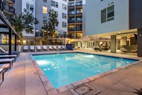 Los Angeles apartment for rent - a swimming pool in the middle of an apartment building
