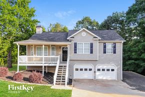 Dallas house for rent - A two-story house with a garage and a balcony.