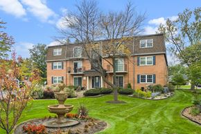 Worth apartment for rent - A large house with a fountain in front of it.