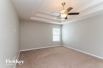 Middleburg house for rent - a living room with a ceiling fan and a carpet