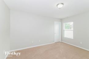 Middleburg house for rent - a bedroom with white walls and white carpet and a window