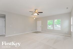 Monroe house for rent - the spacious living room is clean and ready to use