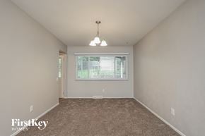 Saint Louis house for rent - A room with a carpeted floor and a window with blinds.