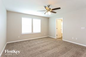 Jacksonville house for rent - the master bedroom is spacious and has a ceiling fan