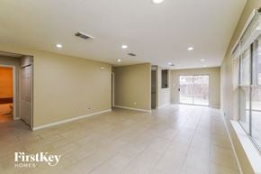 Sanantonio house for rent - A spacious room with a tiled floor and a sliding glass door leading to a balcony.