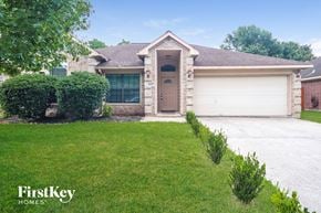 Baytown house for rent - a house with a driveway and a garage door