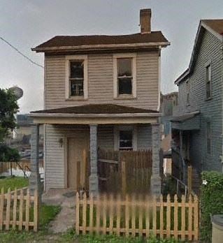 Braddock house for rent - A house with a brown door and a brown fence.