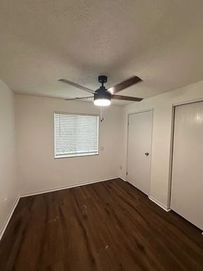 Cincinnati apartment for rent - A room with a ceiling fan and a window with blinds.